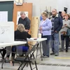 Cử tri Mỹ bỏ phiếu tại một địa điểm bầu cử ở Indianapolis, bang Indiana. (Nguồn: EPA/TTXVN)