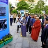 Các đại biểu tham quan Triển lãm trưng bày 90 bức ảnh về quan hệ Việt Nam-Campuchia. (Ảnh: Thế Anh/TTXVN)
