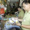 Lực lượng quản lý thị trường Hà Nội kiểm tra mỹ phẩm nhập lậu. (Ảnh minh họa: Trần Việt/TTXVN)