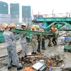Công nhân thực hiện các công đoạn cuối của cầu đường sắt đô thị bắc qua sông Sài Gòn. (Ảnh: An Hiếu/TTXVN)