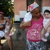Cặp song sinh bị dị tật đầu nhỏ do mẹ bị nhiễm virus Zika tại Areia, bang Paraiba, Brazil. (Ảnh: AFP/TTXVN)