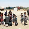 Người dân sơ tán tới khu vực do các lực lượng Iraq giành quyền kiểm soát ở khu vực Thành cổ phía Tây Mosul. (Nguồn: EPA/TTXVN)