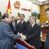 Thủ tướng Nguyễn Xuân Phúc với các Đại sứ, Trưởng cơ quan đại diện Việt Nam ở nước ngoài mới được bổ nhiệm. (Ảnh: Doãn Tấn/TTXVN)