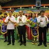 Ban tổ chức trao tặng cờ và hoa cho các đội tuyển. (Ảnh: Thanh Thương/TTXVN)