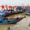 Ngư dân neo đậu tàu thuyền tránh bão dọc ven biển Cửa Hội sáng 16/7. (Ảnh: Thanh Tùng/TTXVN)