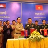 Ký thỏa thuận tăng cường phối hợp các công tác trên biên giới giữa Việt Nam và Campuchia. (Nguồn: TTXVN)
