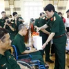 Thượng tướng Lương Cường, Chủ nhiệm Tổng cục Chính trị QĐND Việt Nam thăm hỏi và tặng quà cho thương, bệnh binh tại Trung tâm. (Ảnh: An Đăng/TTXVN)