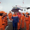 Thuyền viên Suhaimi Bin Muhamad được đội cứu hộ đưa vào bờ an toàn. (Ảnh: Đoàn Mạnh Dương/TTXVN)