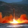 Triều Tiên phóng thử thành công tên lửa đạn đạo đất đối đất Hwasong-12 ngày 14/5. (Nguồn: Yonhap/TTXVN)