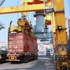 Bốc xếp container tại chi nhánh cảng Tân Vũ, Cảng Hải Phòng. (Ảnh: Lâm Khánh/TTXVN)