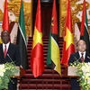 Thủ tướng Nguyễn Xuân Phúc và Thủ tướng nước Cộng hòa Mozambique Carlos Agostinho do Rosario gặp gỡ báo chí sau hội đàm. (Ảnh: Thống Nhất/TTXVN)
