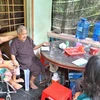 Mẹ Đặng Thị Dương trú tại xã Lương Phú, tỉnh Bến Tre vui mừng tiếp chuyện với đại diện Vinamilk. (Nguồn: Vinamilk)