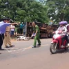 Công an huyện Krông Pắk có mặt ở hiện trường phân luồng giao thông, điều tra làm rõ nguyên nhân vụ tai nạn. (Ảnh: Phạm Cường/TTXVN)