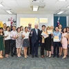 Các cựu sinh và sinh viên Việt Nam đang học tại Australia cùng đại diện ban tổ chức tại buổi lễ. (Nguồn: Đại sứ quán Việt Nam tại Hà Nội)