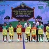 Ban tổ chức trao cờ lưu niệm cho các đội thi đấu tại Vòng chung kết Giải bóng đá nhi đồng (U11) toàn quốc. (Ảnh: Trần Lê Lâm/TTXVN)