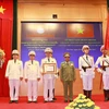 Trung tướng Somkeo Silavong, Bộ trưởng Bộ An ninh Lào trao tặng Huân chương Phát triển của Nhà nước Lào cho Bộ Công an Việt Nam. (Ảnh: Doãn Tấn/TTXVN)