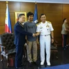 Đại sứ Việt Nam tại Philippines Lý Quốc Tuấn (trái), công dân Đỗ Trung Hiếu (giữa) và Đô đốc, Tư lệnh Hải quân Philippines, Tướng Ronald Joseph S. Mercado. (Ảnh: TTXVN phát)