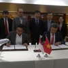 Ông Dương Trí Thành, Tổng Giám đốc Vietnam Airlines và ông Pahala Mansury, Tổng Giám đốc Garuda Indonesia ký biên bản hợp tác. (Ảnh: Đỗ Quyên/Vietnam+)