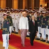 Tổng thống Myanmar Htin Kyaw và Tổng Bí thư Nguyễn Phú Trọng duyệt đội danh dự. (Ảnh: Trí Dũng/TTXVN)