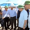 Phó Thủ tướng Vương Đình Huệ nghe các đơn vị thi công báo cáo Dự án Cảng hàng không Quảng Ninh. (Ảnh: Doãn Tấn/TTXVN)