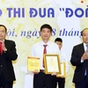 Thủ tướng Nguyễn Xuân Phúc, Chủ tịch Ủy ban Trung ương Mặt trận Tổ quốc Việt Nam Trần Thanh Mẫn trao Sách vàng sáng tạo Việt Nam năm 2017 và vinh danh cho các tác giả. (Ảnh: Nguyễn Dân/TTXVN)