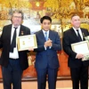 Trao tặng 2 công dân Pháp danh hiệu vì sự nghiệp xây dựng Thủ đô