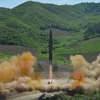 Tên lửa đạn đạo liên lục địa Hwasong-14 được phóng thử từ một địa điểm bí mật ở Triều Tiên ngày 4/7. (Nguồn: EPA/TTXVN)