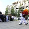 Các đại biểu dâng hoa Chủ tịch Hồ Chí Minh tại Công viên tượng đài Bác Hồ-phố đi bộ Nguyễn Huệ. (Ảnh: Thanh Vũ/TTXVN)