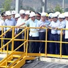 Thủ tướng Nguyễn Xuân Phúc thăm khu hồ sinh học xử lý nước thải Công ty trách nhiệm hữu hạn Gang thép Hưng Nghiệp Formosa Hà Tĩnh. (Ảnh: Thống Nhất/TTXVN)