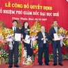Thứ trưởng Bộ Giáo dục và Đào tạo Bùi Văn Ga trao quyết định bổ nhiệm Phó Giám đốc Đại học Huế. (Nguồn: Đại học Huế)