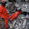 Nhân viên cứu hộ tìm kiếm nạn nhân sau trận động đất ở Juchitan de Zaragoza, ngày 9/9. (Nguồn: AFP/TTXVN)