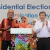 Tổng thống đắc cử Singapore Halimah Yacob (giữa) phát biểu trước người hâm mộ tại Trung tâm Ứng cử ở Singapore ngày 13/9. (Nguồn: AFP/TTXVN)