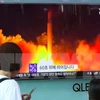 Người dân Hàn Quốc theo dõi trên truyền hình về vụ phóng thử tên lửa đạn đạo liên lục địa lần thứ hai của Triều Tiên tại một nhà ga ở Seoul. (Nguồn: AFP/TTXVN) 