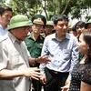 Thủ tướng Nguyễn Xuân Phúc kiểm tra công tác khắc phục hậu quả cơn bão số 10 tại Trường Tiểu học Nghi Hải, thị xã Cửa Lò. (Ảnh: Thống Nhất/TTXVN)