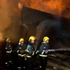 Nhân viên cứu hỏa Trung Quốc tại hiện trường một vụ hỏa hoạn. (Nguồn: Yahoo)