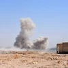 Binh sỹ Syria giao tranh với phiến quân IS tại khu vực ngoại ô phía bắc tỉnhDeir al-Zour ngày 14/9. (Nguồn: AFP/TTXVN)