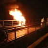 Hiện trường vụ cháy xe máy trên cầu Long Biên. (Ảnh: Thành Đạt/TTXVN)
