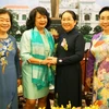 Phó Bí thư Thành ủy Thành phố Hồ Chí Minh Võ Thị Dung chụp ảnh lưu niệm với Chủ tịch Hội nghị Thượng đỉnh Phụ nữ toàn cầu Irene Natividad. (Ảnh: Phương Vy/TTXVN)