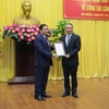 Ông Phạm Minh Chính, Ủy viên Bộ Chính trị, Trưởng Ban Tổ chức Trung ương trao quyết định cho ông Trương Quang Nghĩa. (Ảnh: Văn Sơn/TTXVN)