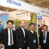 Đại sứ Nguyễn Anh Tuấn (thứ hai, bên phải sang) trước gian hàng Việt Nam. (Ảnh: Dương Trí/Vietnam+)