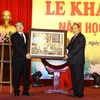 Thủ tướng Nguyễn Xuân Phúc tặng bức ảnh chân dung Chủ tịch Hồ Chí Minh cho Học viện Hành chính Quốc gia. (Ảnh: Thống Nhất/TTXVN)