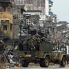 Binh sỹ Philippines tuần tra tại Marawi sau khi thành phố này được giải phóng ngày 17/10. (Nguồn: THX/TTXVN)