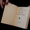 Bản gốc cuốn sách Swann's Way thuộc bộ tiểu thuyết 'In Search of Lost Time' của Marcel Proust được giới thiệu tại Paris, Pháp ngày 28/9. (Nguồn: AFP/TTXVN)