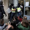 Cảnh sát Tây Ban Nha tịch thu các hòm phiếu tại một điểm bỏ phiếu ở Barcelona ngày 1/10. (Nguồn: AFP/TTXVN)
