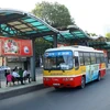 Xe buýt vận chuyển khách tại điểm trung chuyển Long Biên. (Ảnh minh họa: Huy Hùng/TTXVN)