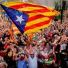 Người dân xứ Catalonia tuần hành trên đường phố thủ phủ Barcelona sau khi cơ quan lập pháp địa phương thông qua tuyên bố độc lập. (Nguồn: AFP/TTXVN)