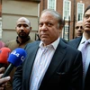 Cựu Thủ tướng Pakistan Nawaz Sharif (giữa) trả lời báo giới tại London, Anh ngày 1/11. (Nguồn: AFP/TTXVN)