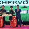 Ban tổ chức trao giải cho các golf thủ xuất sắc. (Nguồn: Vietnam+)