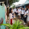 Các đại biểu dự Diễn đàn 'Tiếng nói Tương lai APEC 2017 (VOF)' đi tham quan Làng bích họa Tam Thanh, thành phố Tam Kỳ, tỉnh Quảng Nam. (Ảnh: TTXVN)