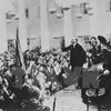 Lenin tuyên bố thành lập Chính quyền Xô Viết Nga tại Đại hội các Xô Viết được triệu tập ngày 7/11/1917. (Ảnh: Tư liệu TTXVN)